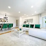 Prestige Entire 3 Bedroom Luxury Apartment *